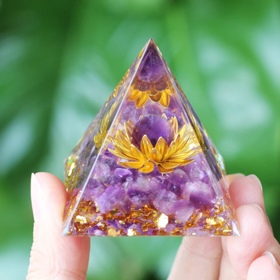 Kristall-Stein-Pyramide – Natürlicher Amethyst und Peridot